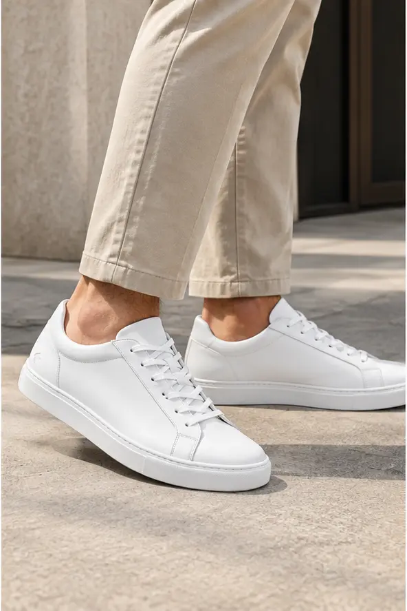Tênis essencial Laurent Richard, branco, em uso